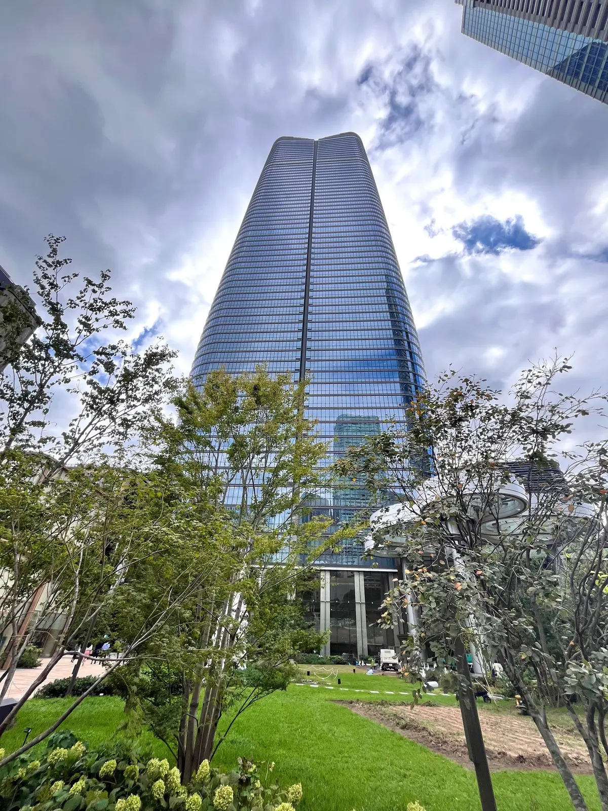 【東京｜麻布台ヒルズ】コーヒー持ってお散の画像_1