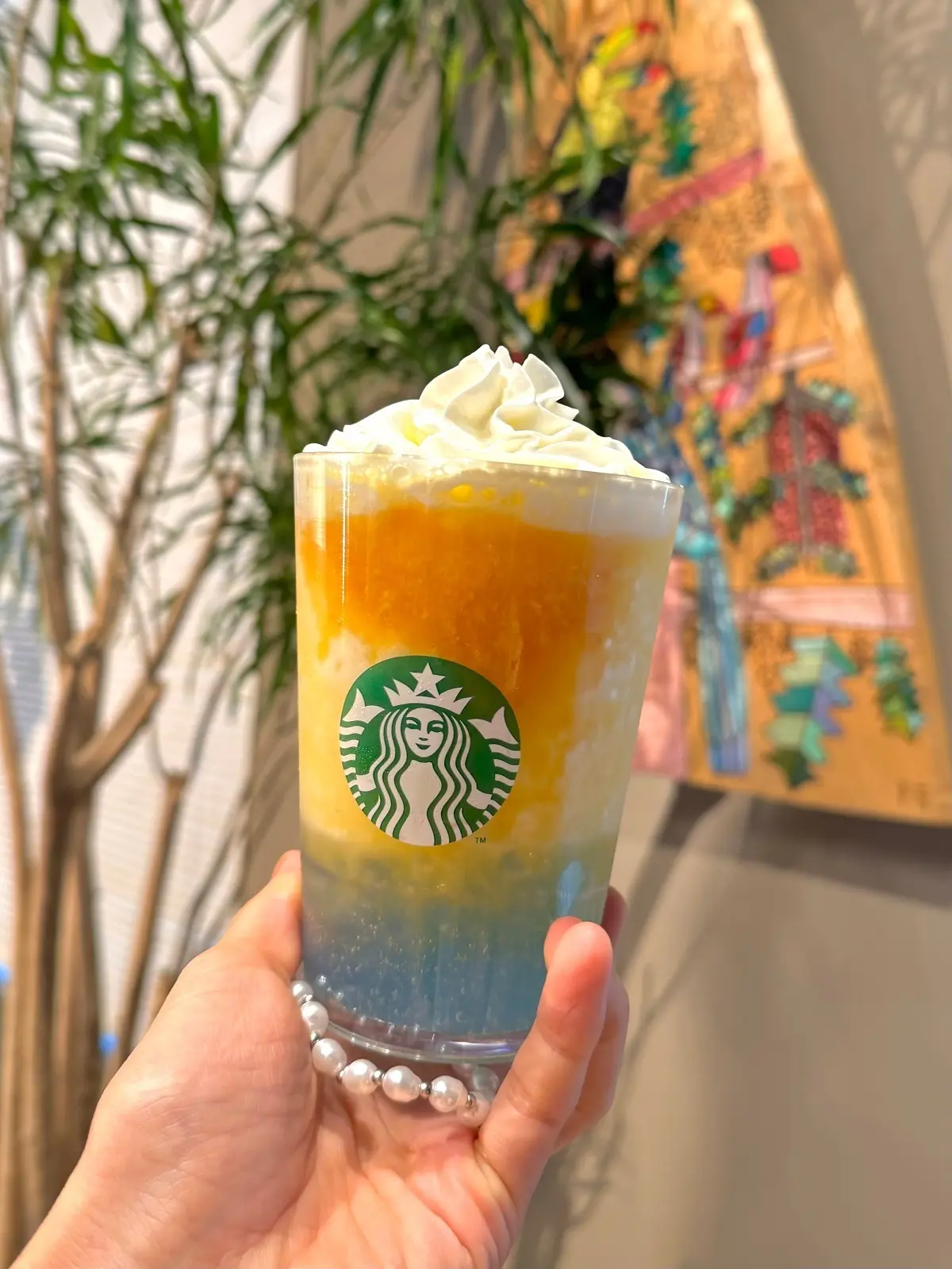 スタバ新作『サンセット パイン フラペチーノ(R)』手持ち