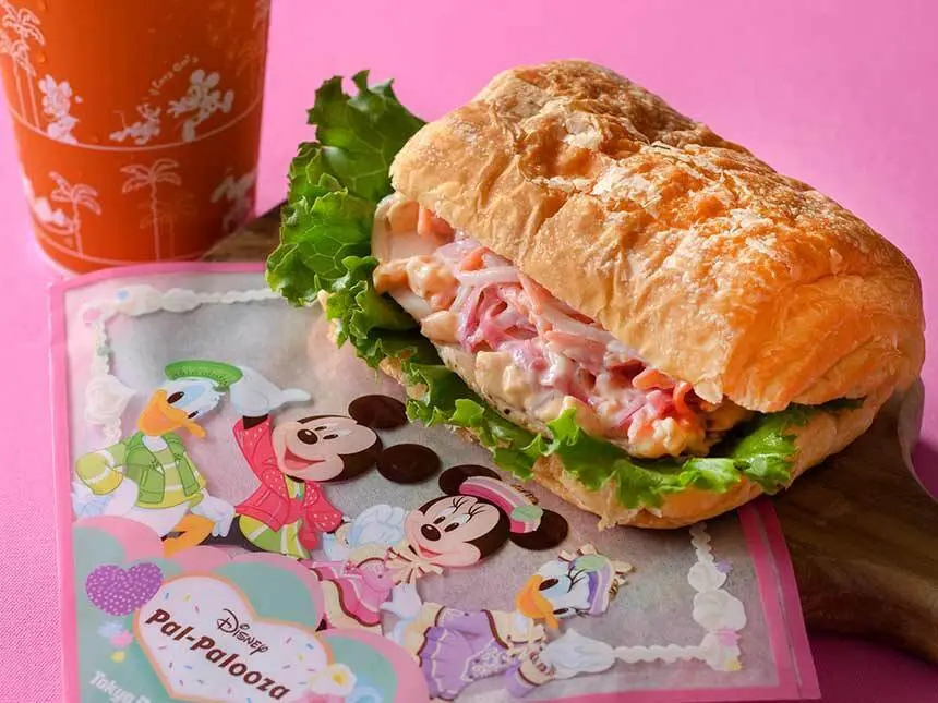 ディズニーランドおすすめ「スペシャルデニッシュサンド（チキン＆ベジタブルラペ）」