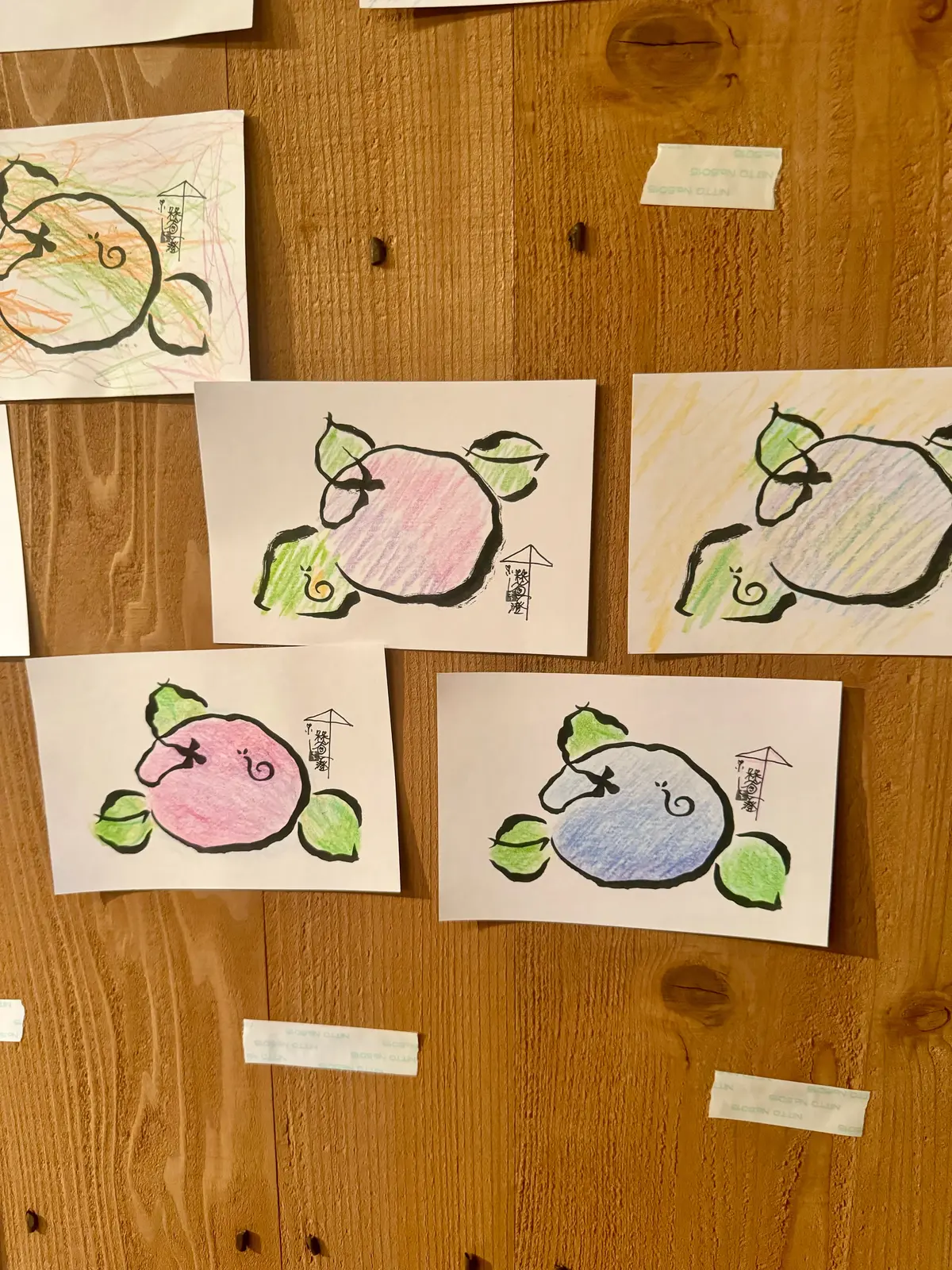 塗ったカードを壁に貼ります