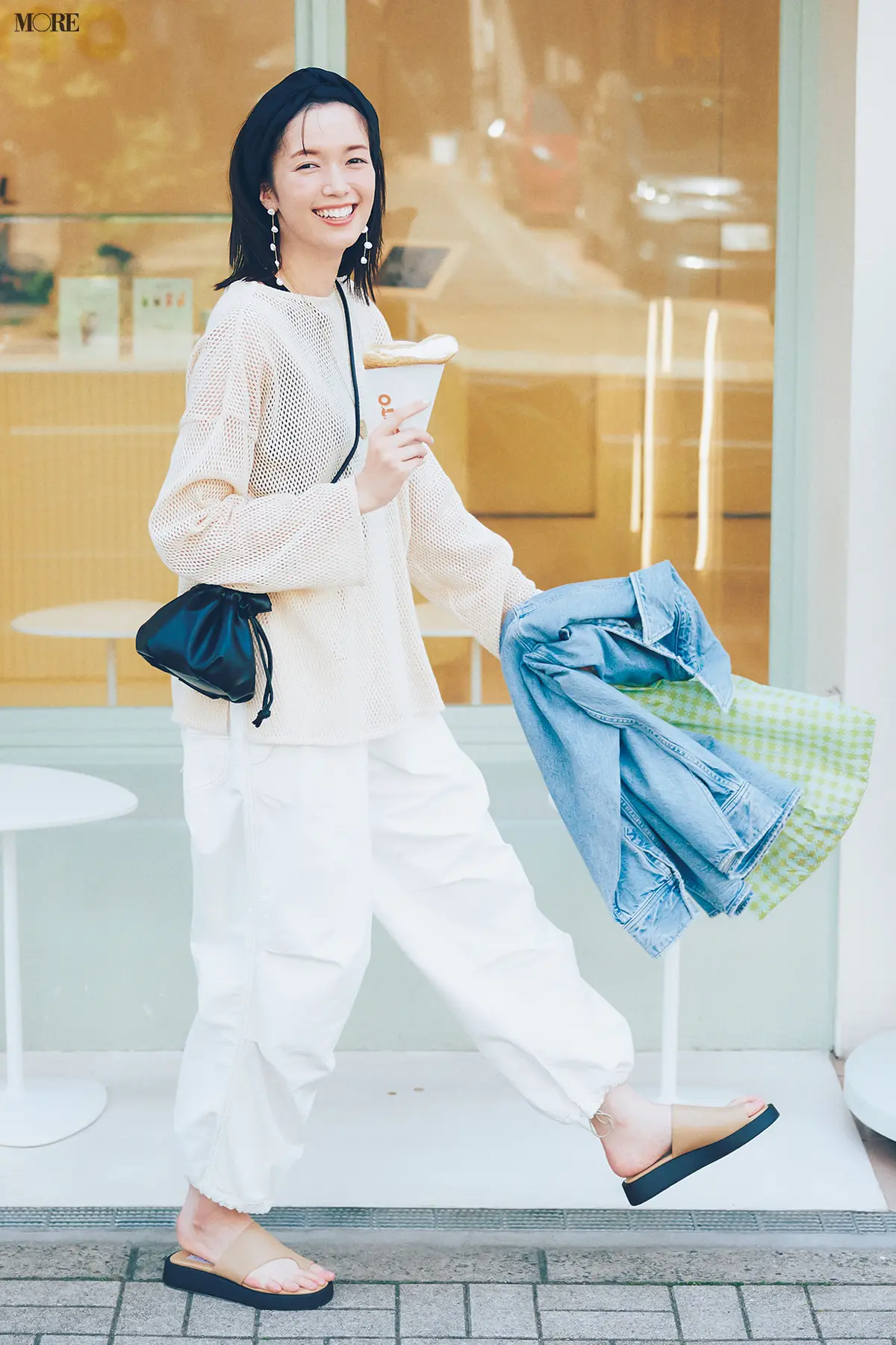 【今日のコーデ】メッシュトップスとパラシュートパンツをオール白で着こなす佐藤栞里