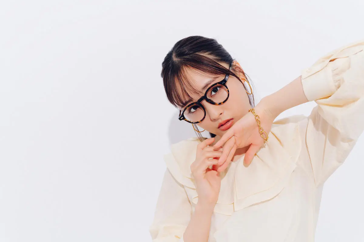 オフィスカジュアルにおすすめのブラウスを着た女性