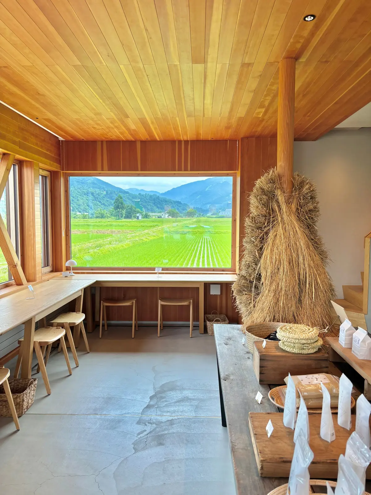 NHKのプロフェッショナル 仕事の流儀でも取り上げられた米農家「関農園」の世界一を6度受賞しギネス世界記録でもある幻の米でつくったおにぎり専門店「FARM FRONT」の「土鍋炊き塩むすび」と「海苔」