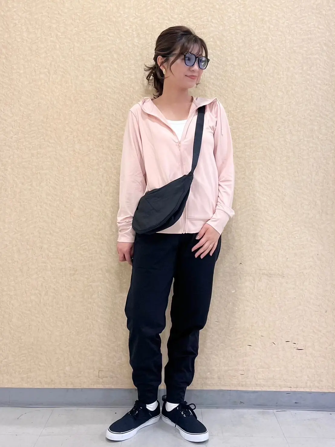 ユニクロ　イエローカーディガン　カーキパンツコーデ