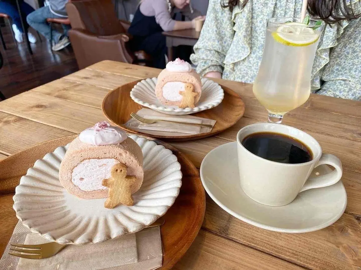 富山県　おしゃれカフェ　カフェ　紬麦　米粉　シフォン　ロールケーキ　桜　MOREJAPAN