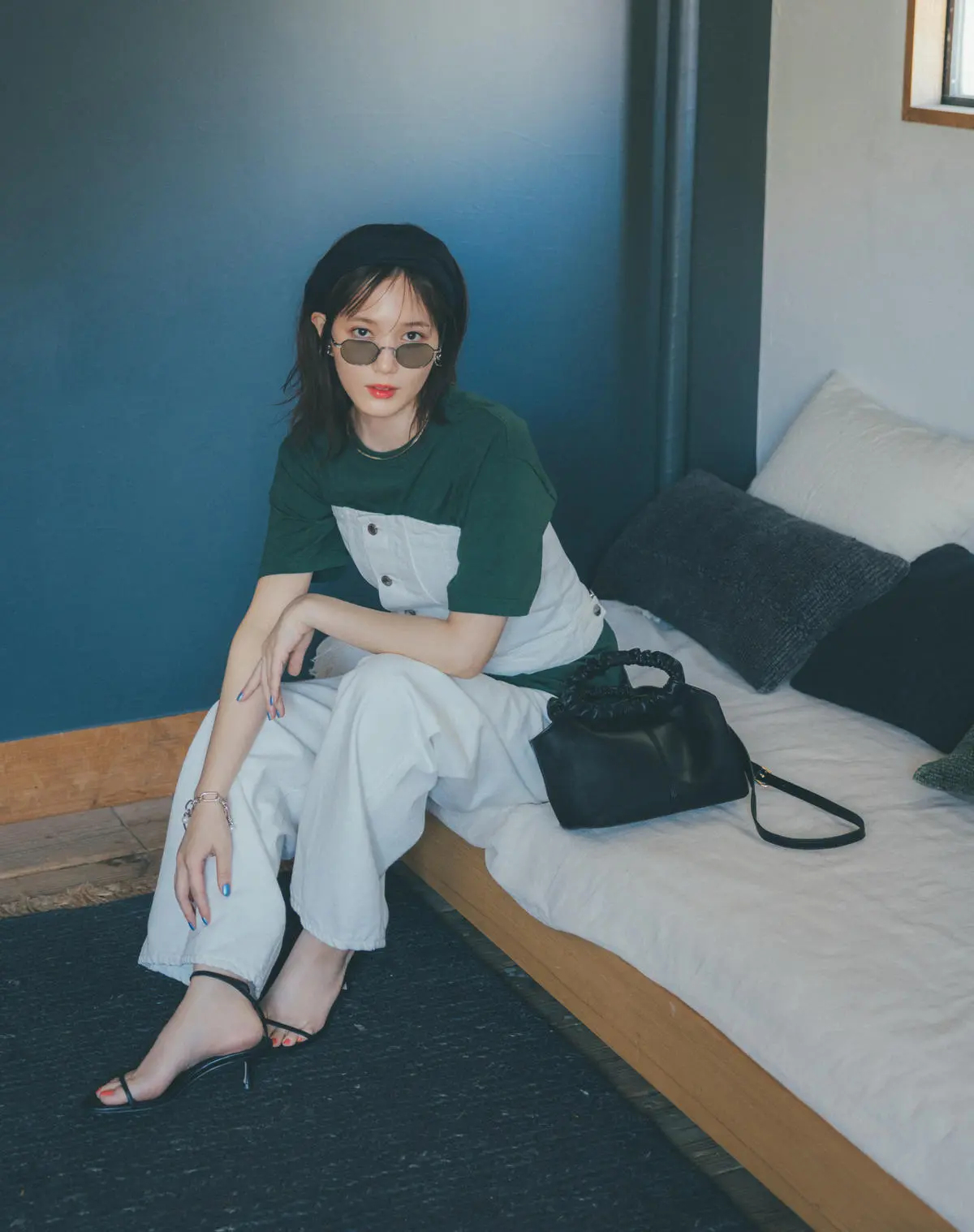 オーバルサングラス×白デニムコーデ