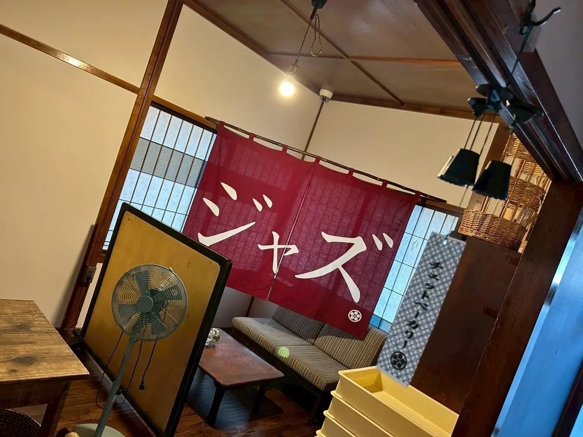 座って食べられるスペース