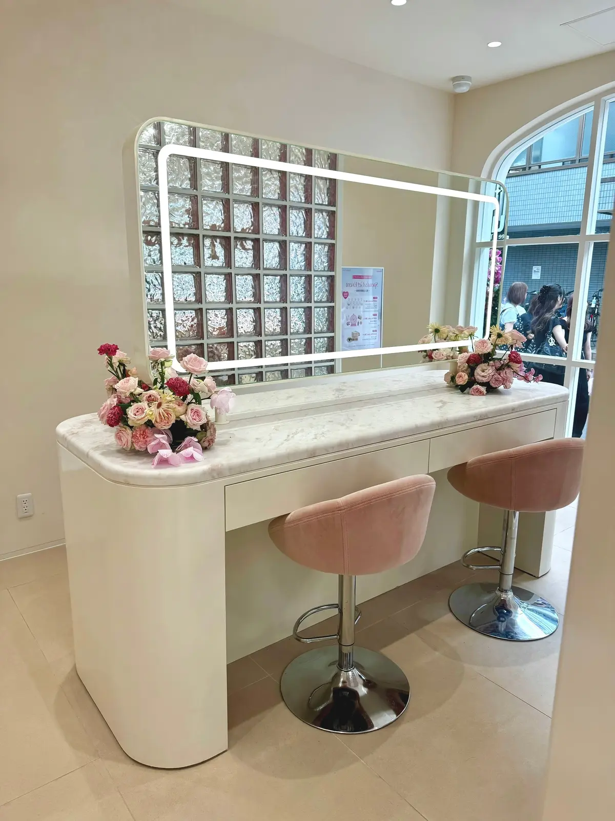 デイジークフラグシップストアの鏡台