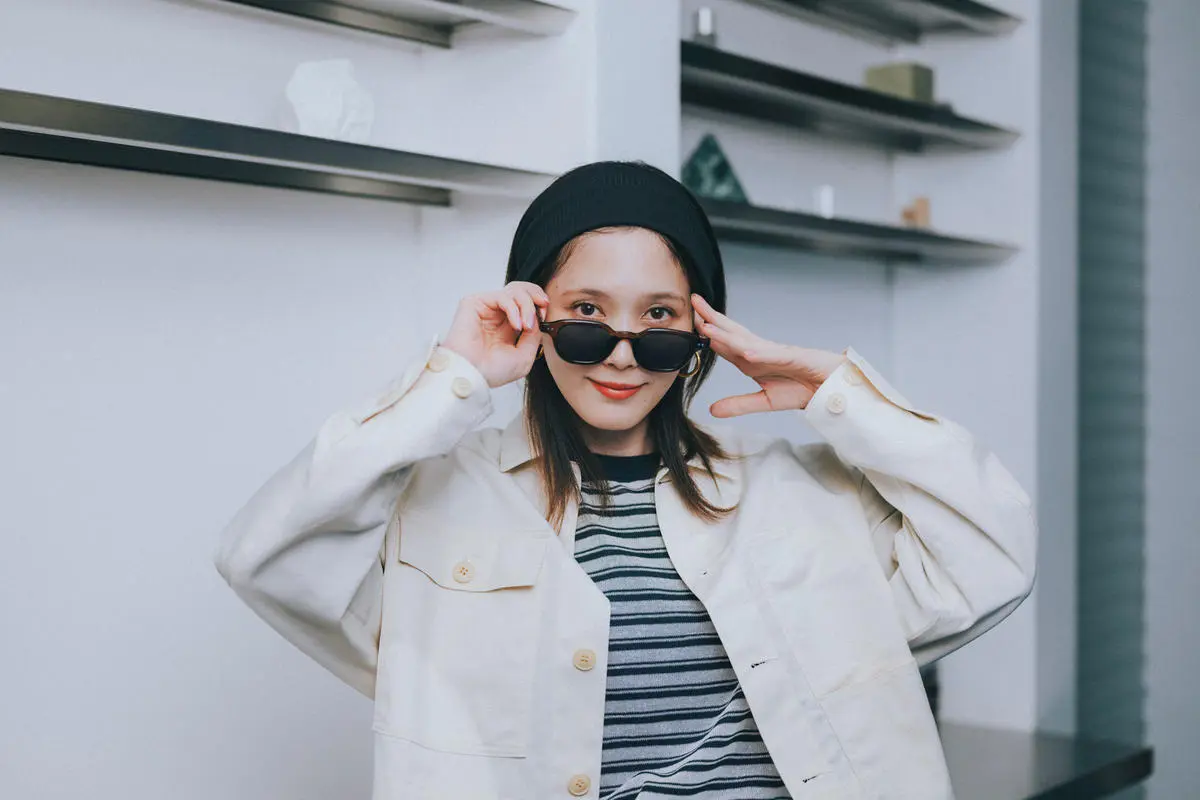 ウェリントンサングラス×ヘアバンドコーデ