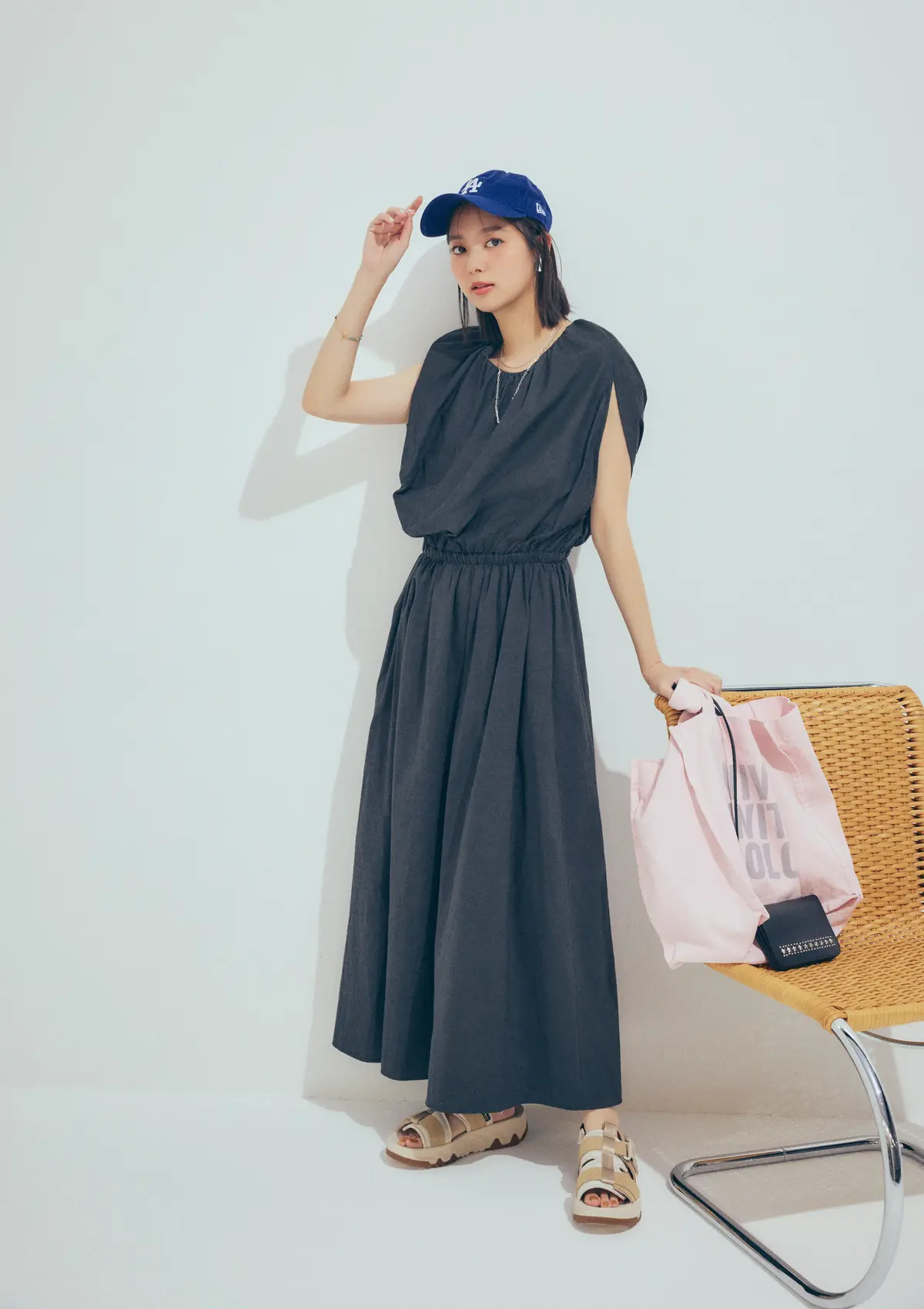 新川優愛　ワンピース　全身