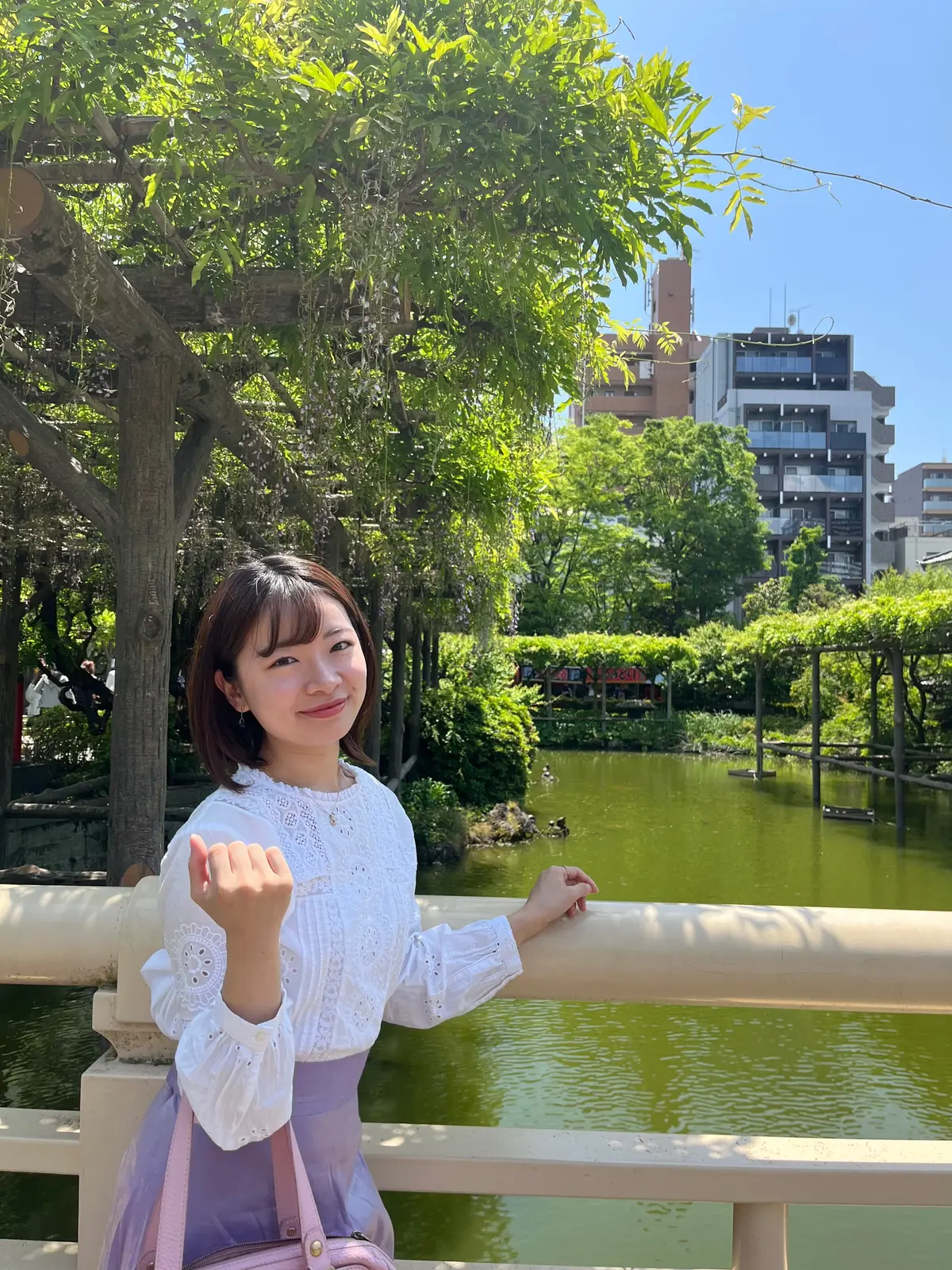 白ブラウスに紫ワンピの私