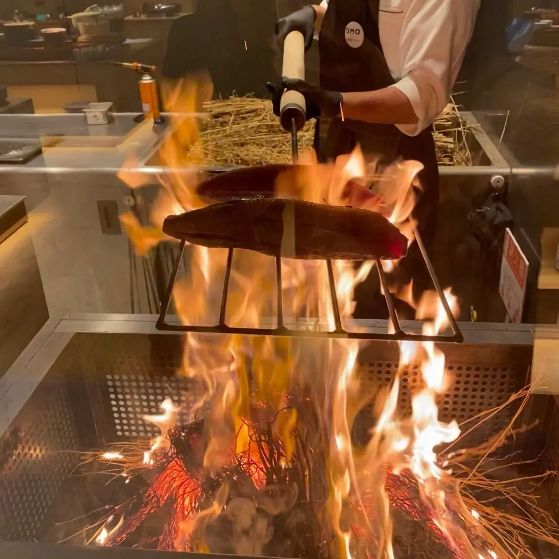 鰹の藁焼きパフォーマンス