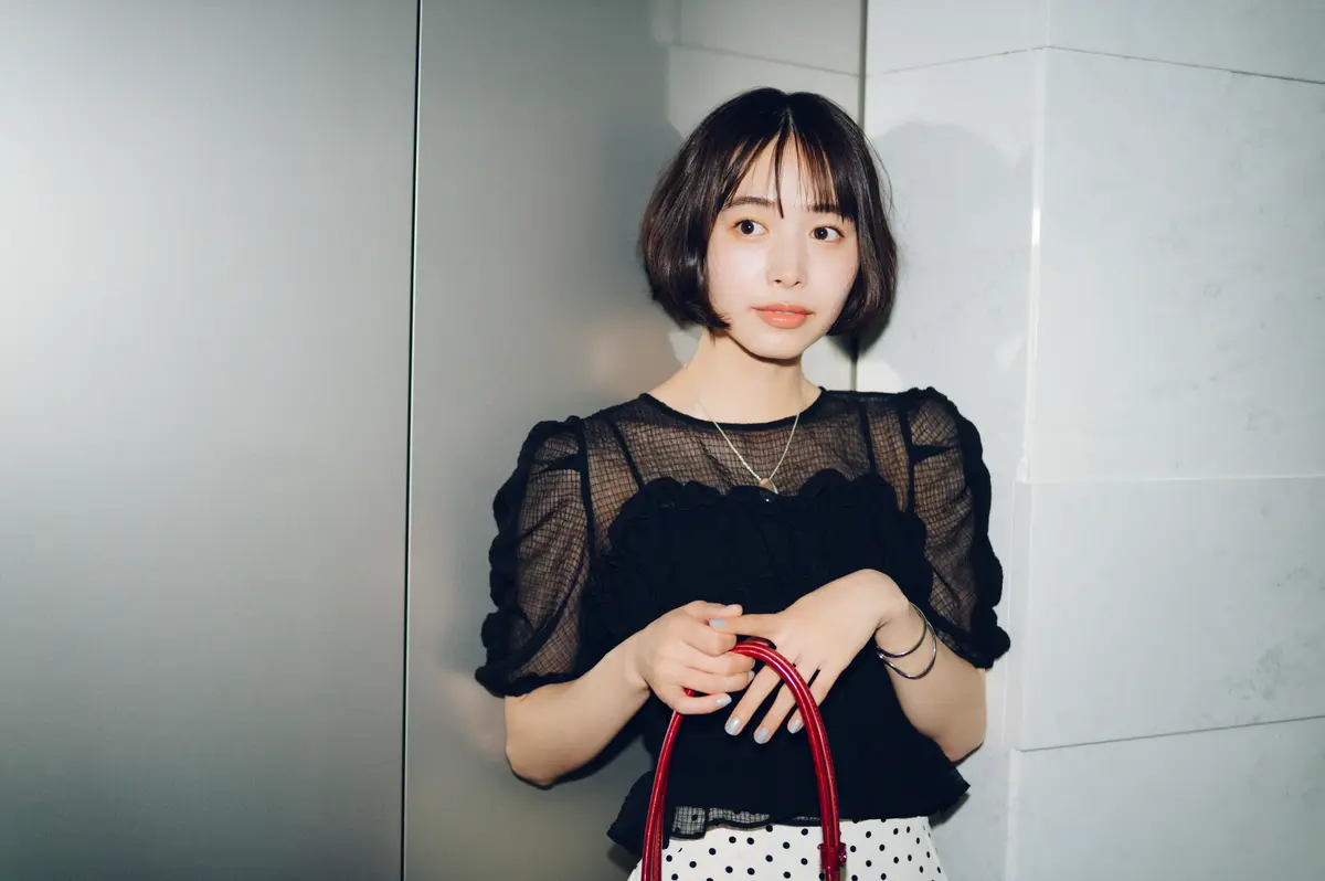 井桁弘恵　ブラウス　よりカット