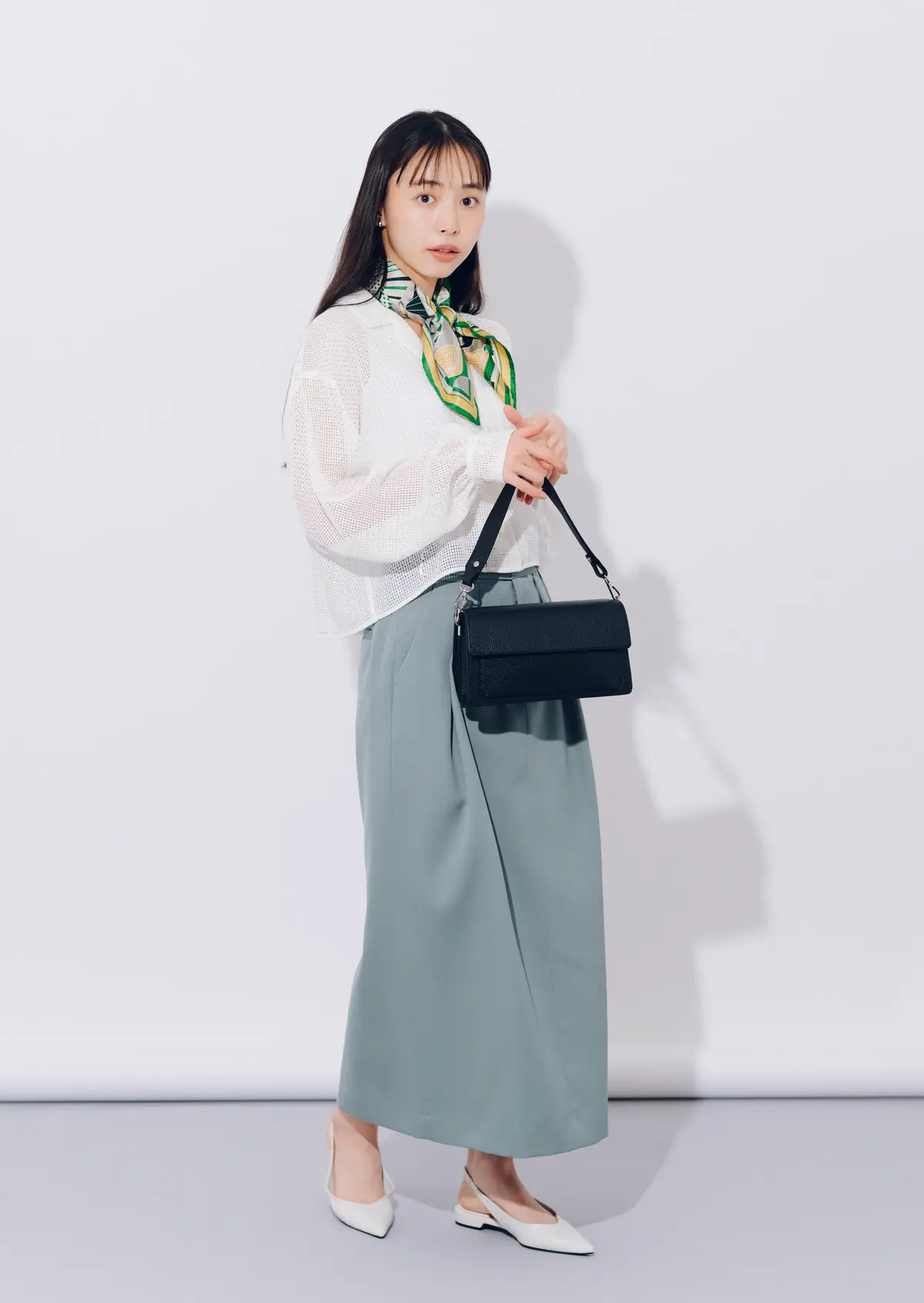 井桁弘恵　シャツとスカートコーデ　全身