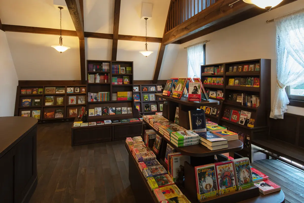 ジブリパーク「魔女の谷」でオリジナルグッズやお土産が買える「ハッター帽子店」2Fの書店「魔女の本棚」内観写真