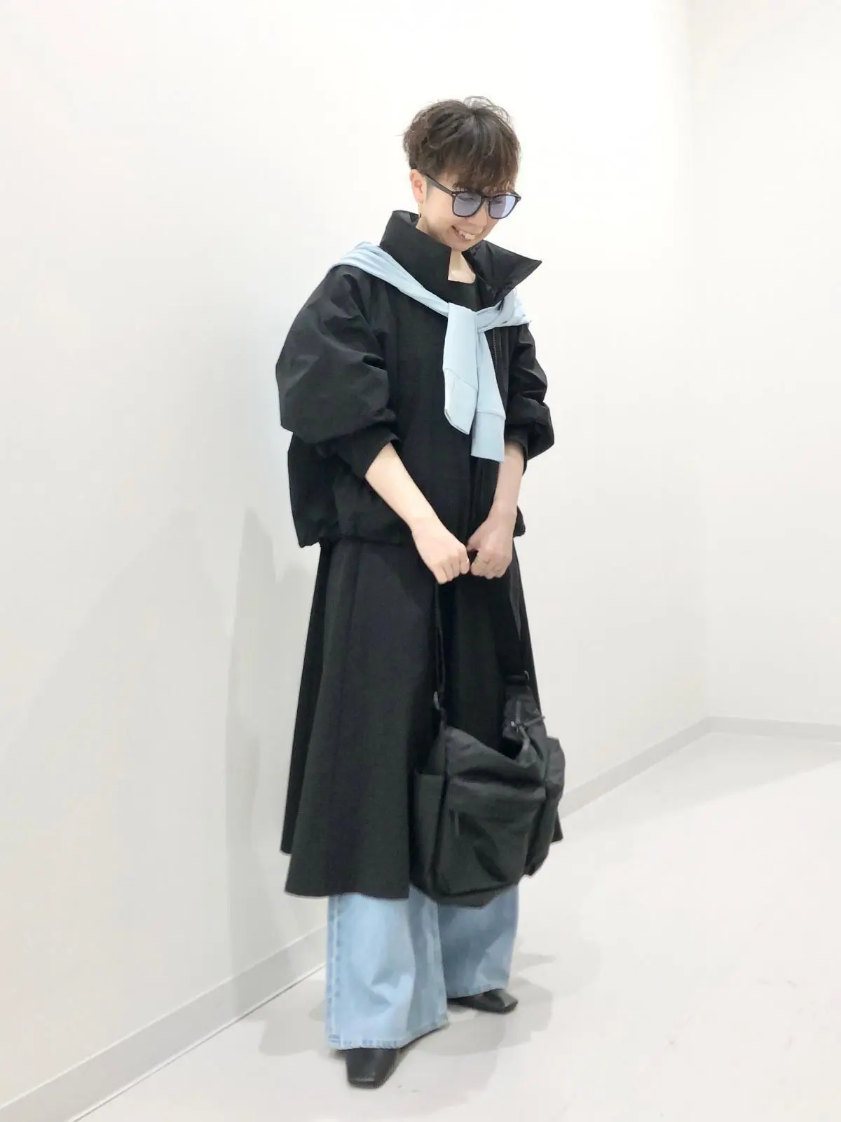 ユニクロ　イエローシャツ　カーディガン肩掛けコーデ