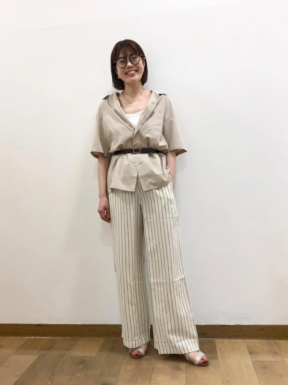 ユニクロ　リネンブレンドイージーパンツ　ホワイト　シャツコーデ