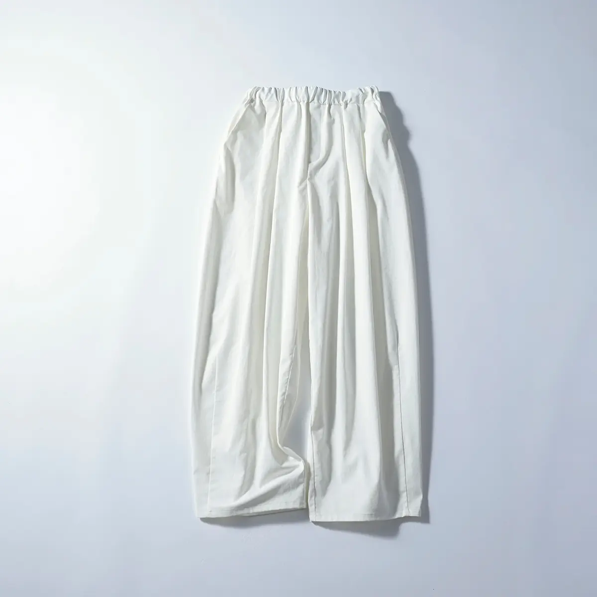 『アパートバイ』の白パンツ