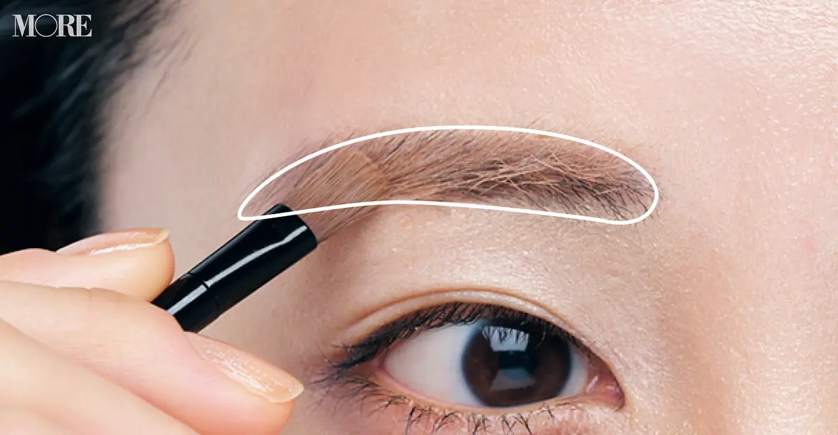 アイブロウをブラシで眉に塗っている状態