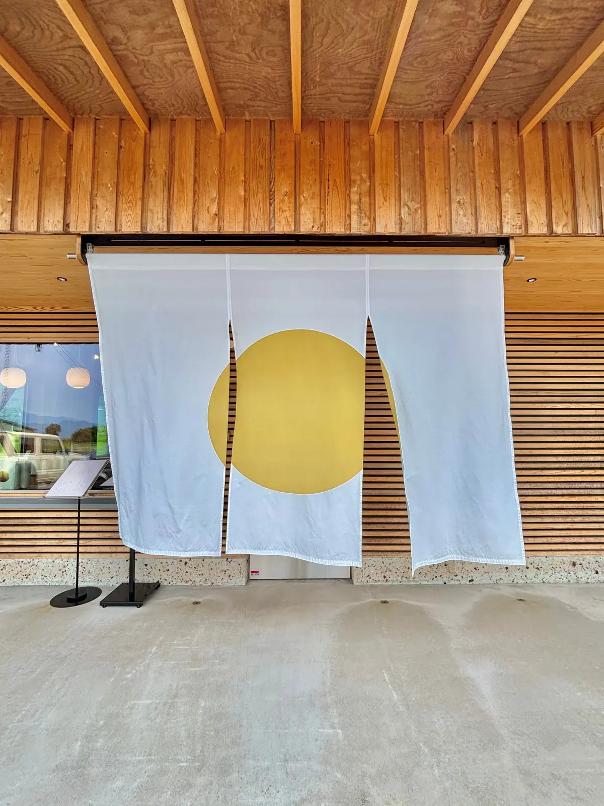 NHKのプロフェッショナル 仕事の流儀でも取り上げられた米農家「関農園」の世界一を6度受賞しギネス世界記録でもある幻の米でつくったおにぎり専門店「FARM FRONT」の「土鍋炊き塩むすび」と「海苔」