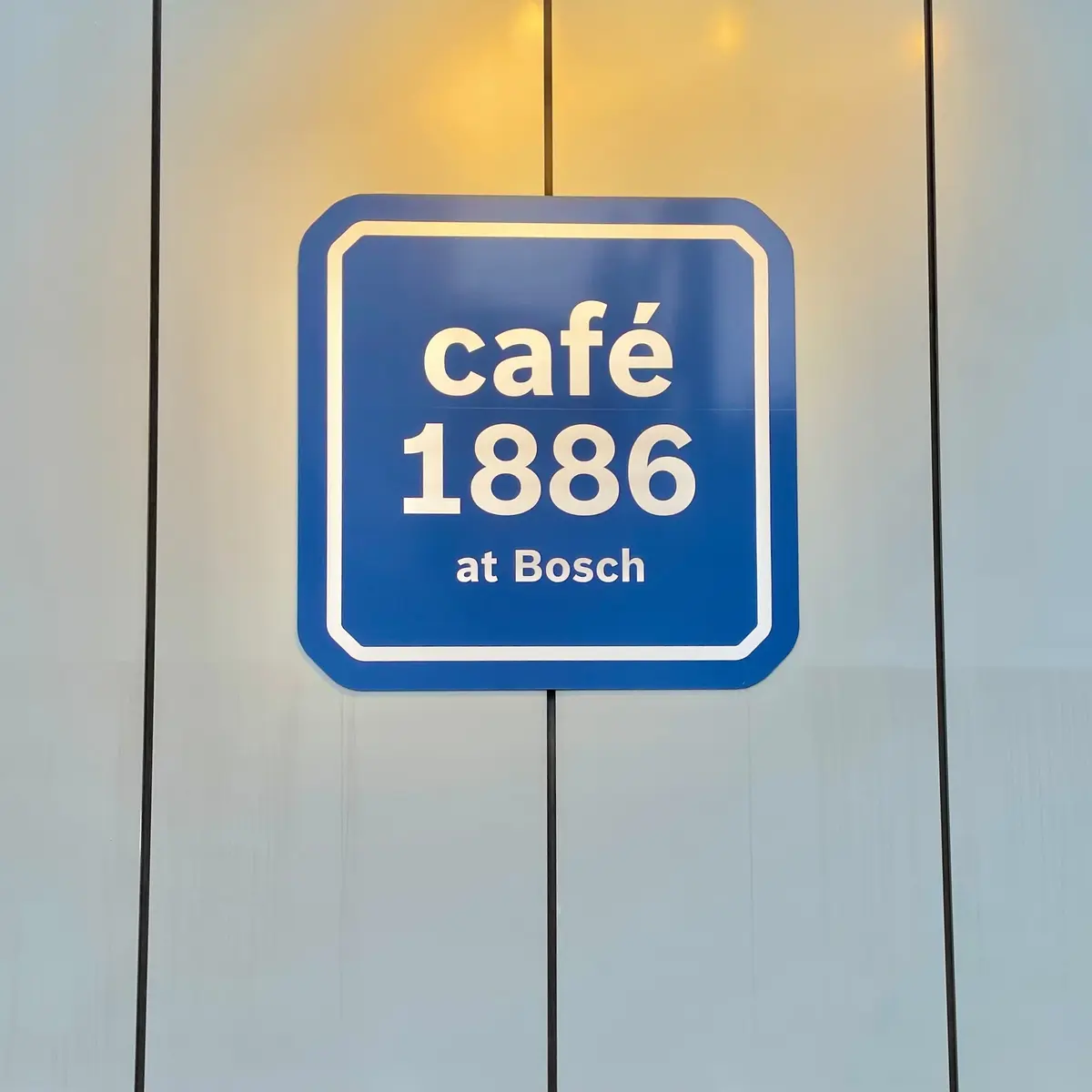 東京・渋谷の人気カフェcafé 1886 at Boschの紅茶とりんごのパフェとノンカフェインハーブティー