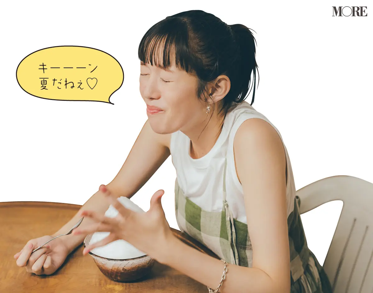 「千日」のアイスぜんざいを食べる佐藤栞里「キーン夏だねえ」