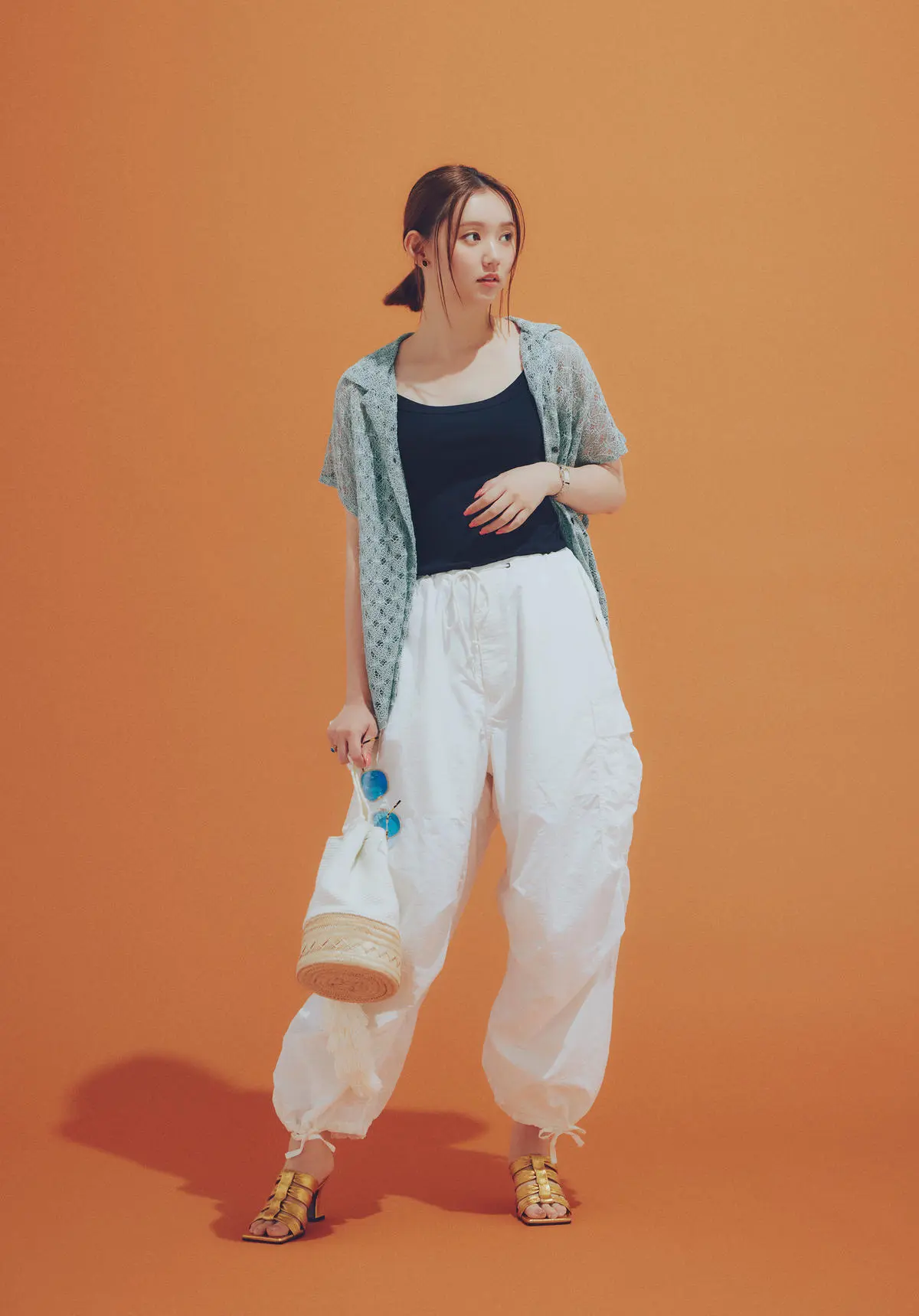 白のカーゴパンツ×半袖レーストップスのコーデ