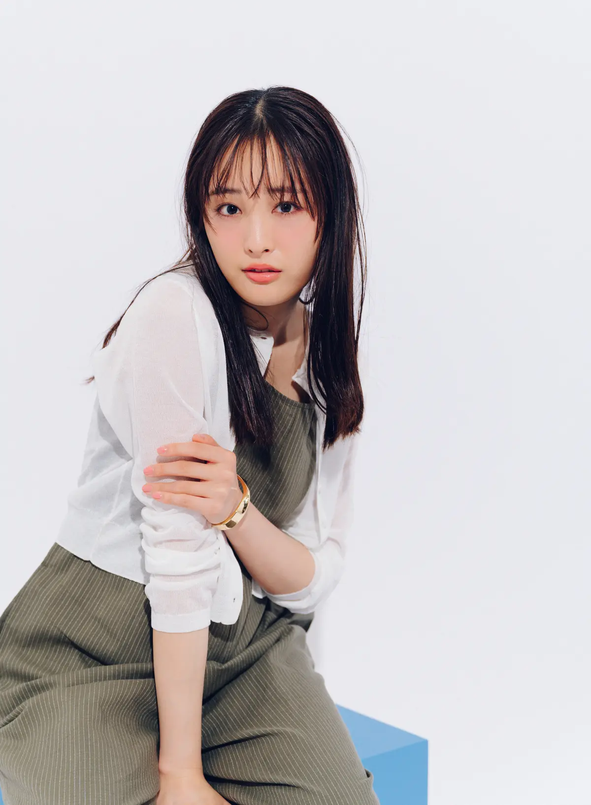 大友花恋　サロペットコーデ　より