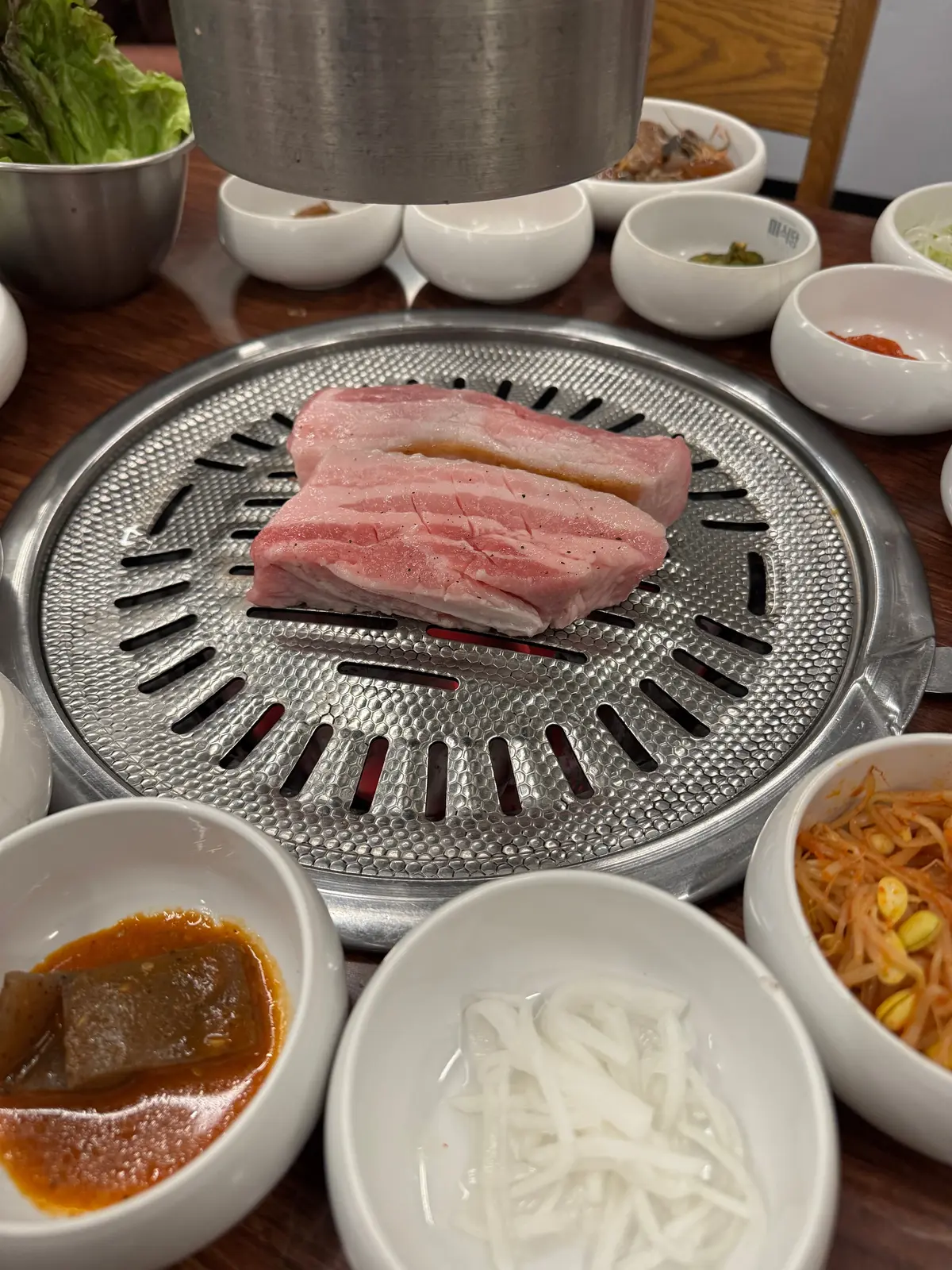 新大久保にある韓国料理店「ミシクタン」のミナリサムギョプサル