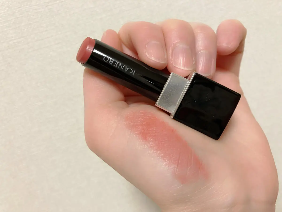 カネボウルージュスターブリーズ「EX1 Melodious Coral」を手に塗った状態　スウォッチ