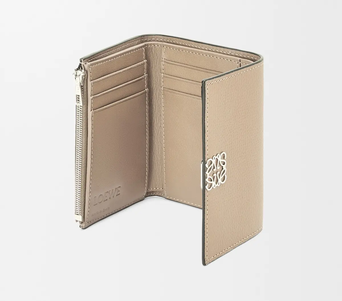 ロエベのベージュ財布中身