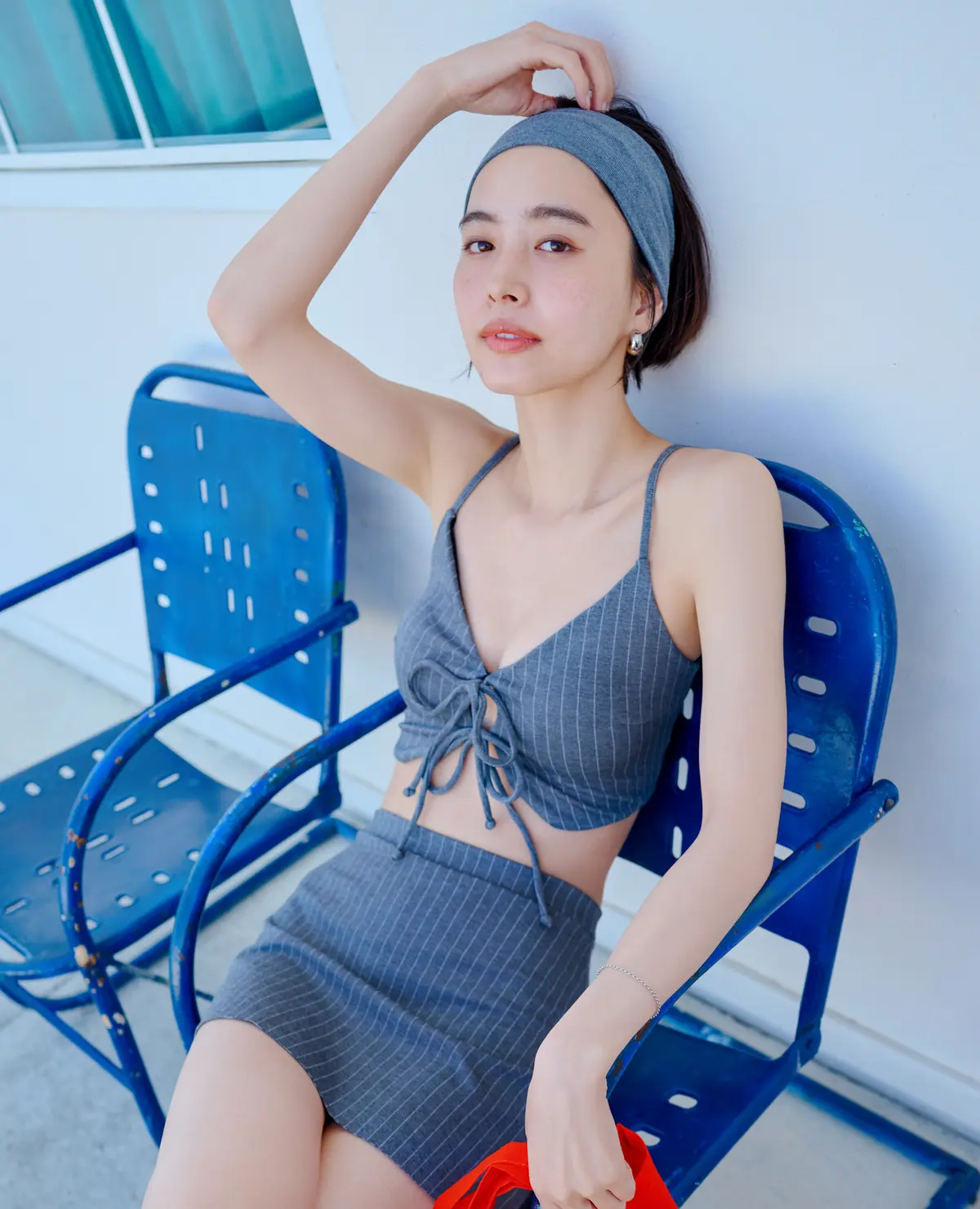 井桁弘恵 グレー水着