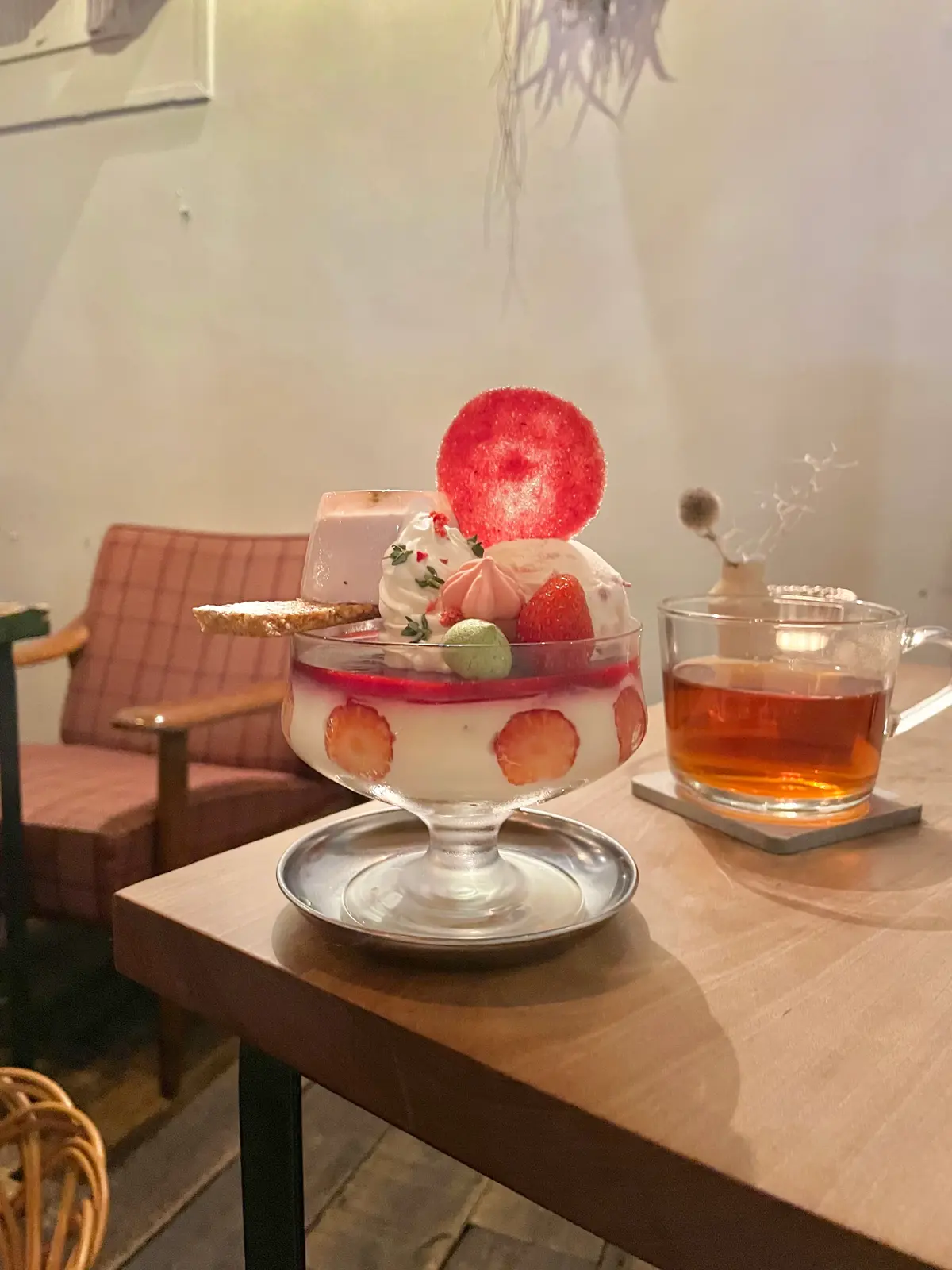 東京 新宿三丁目 花園神社横にあるcoto cafe（コトカフェ）の桜ベリーパフェと桜和紅茶