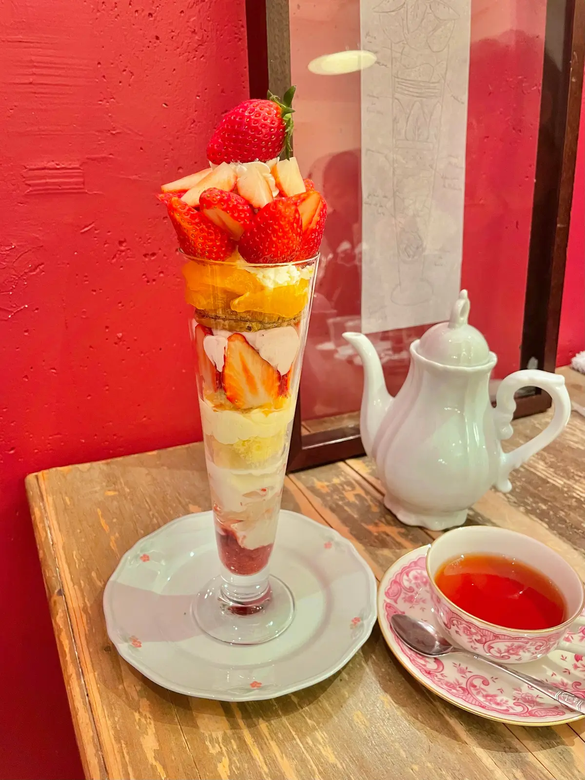 ケーキとイートイン限定季節のフルーツを使ったパフェが大人気な東京 八王子のカフェ「Akameru(アカメル)」の「苺と愛媛マドンナのパフェ」