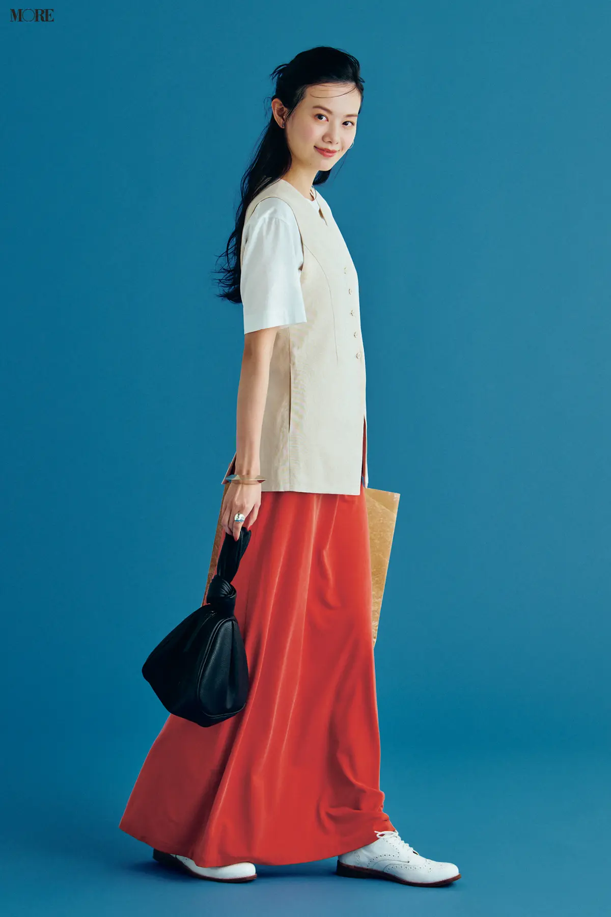 【今日のコーデ】赤ナロースカートにベスト合わせてコロンとしたバッグを持った泉はる