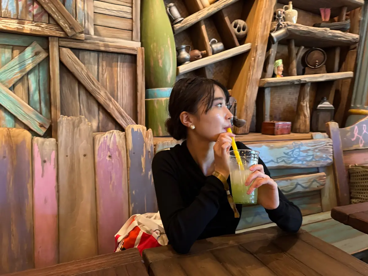 ディズニー　ファンタジースプリングスのドリンクを飲む女性