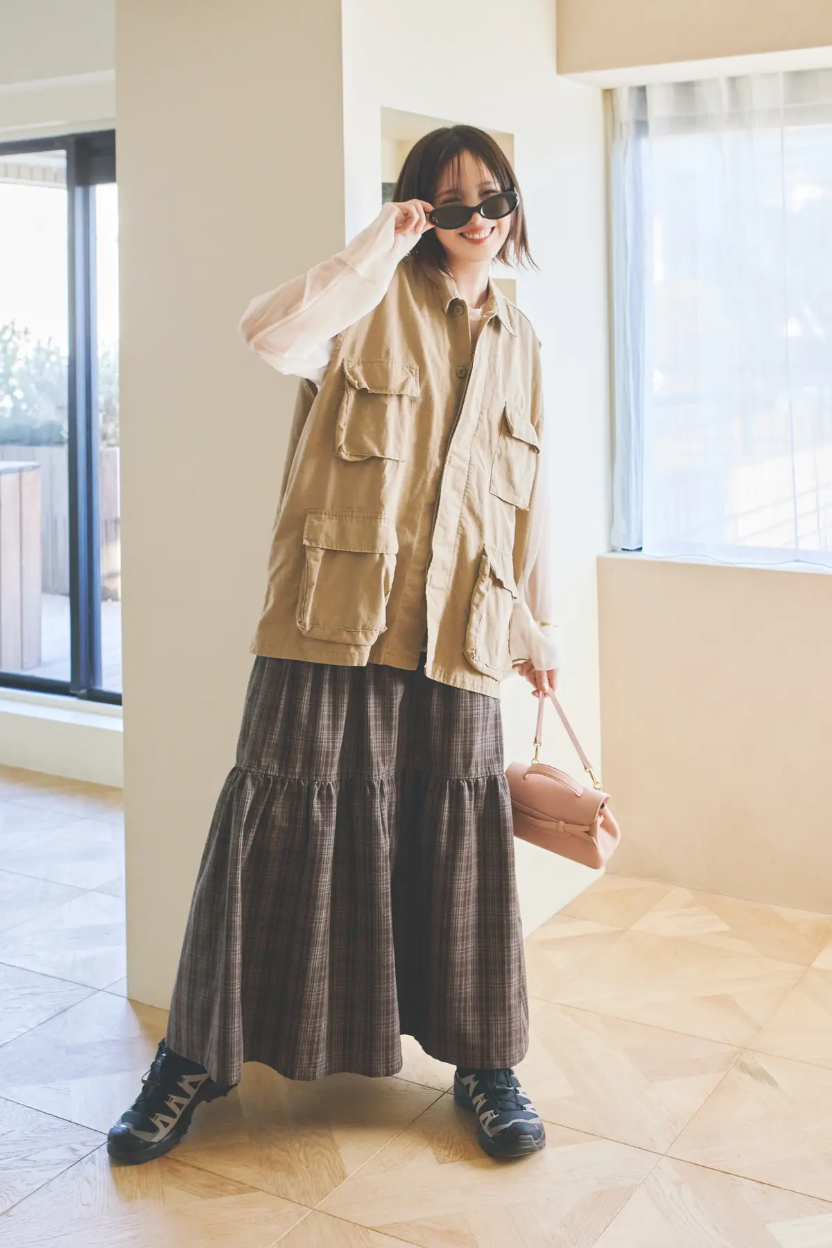 本田翼　ミリタリーベストとチェック柄ロンスカのコーデ