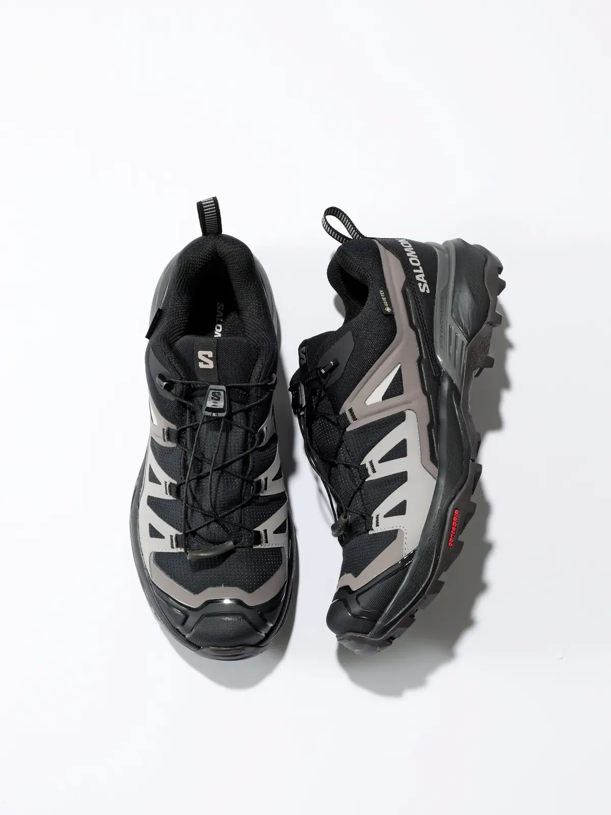 サロモンの黒スニーカー