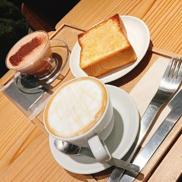 大阪・堀江のカフェ『ROCKS café』のシュガートーストとコーヒー