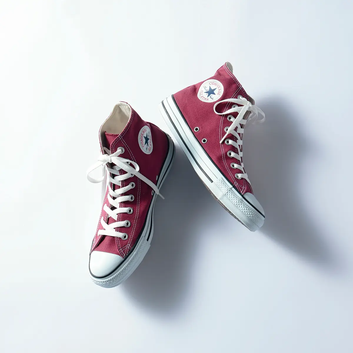 『コンバース』のハイカットスニーカー