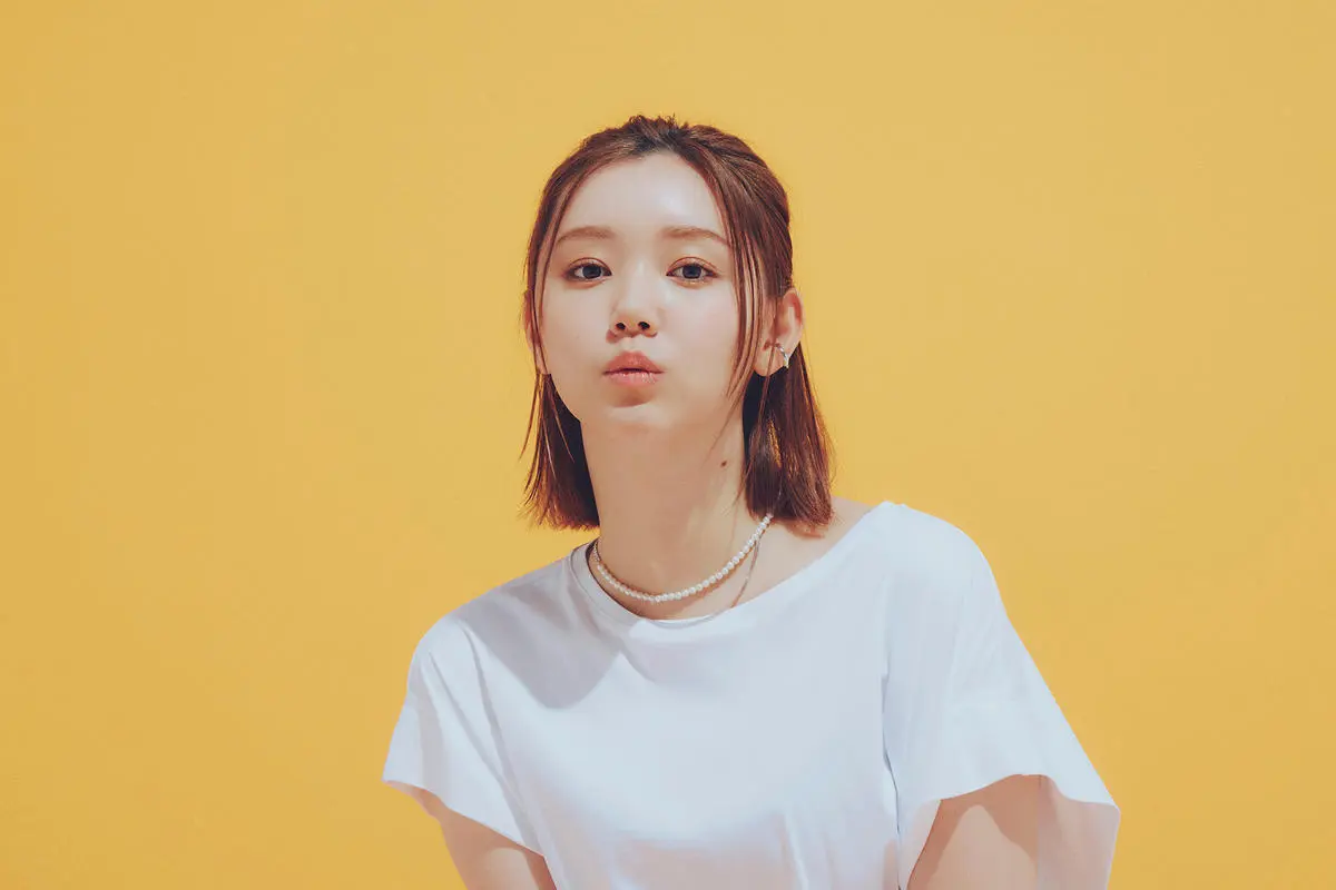 Tシャツを着たオフィスカジュアルな服装の女性