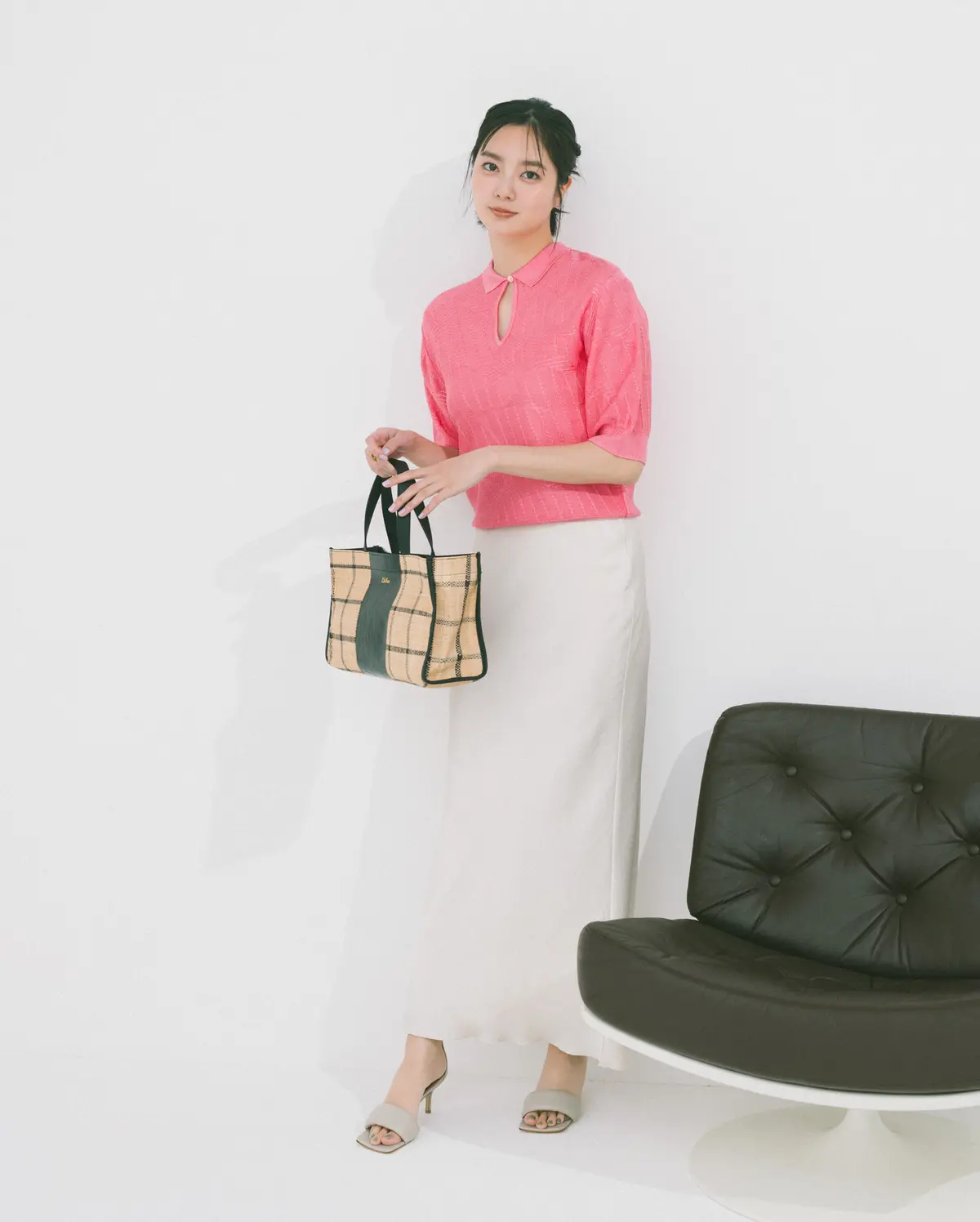 新川優愛　ベージュのサンダルコーデ