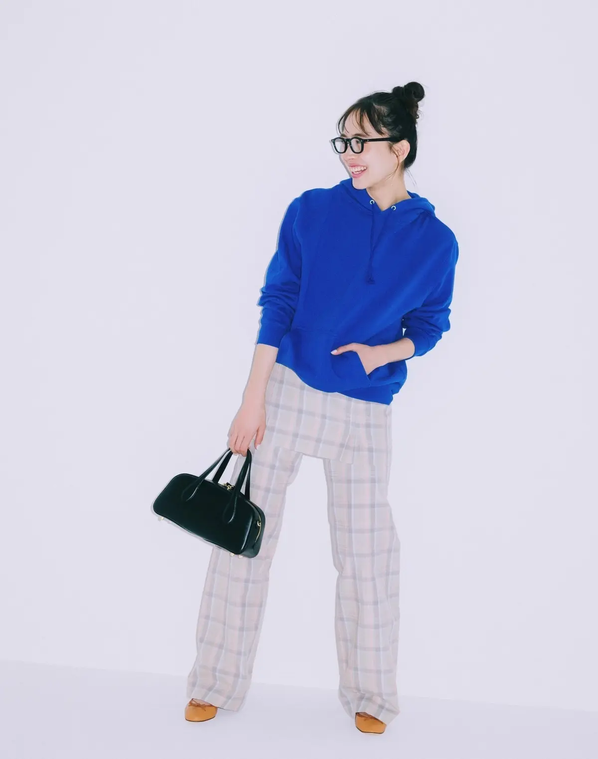 【最高気温21度〜25度の服装】パーカ×チェック柄パンツ