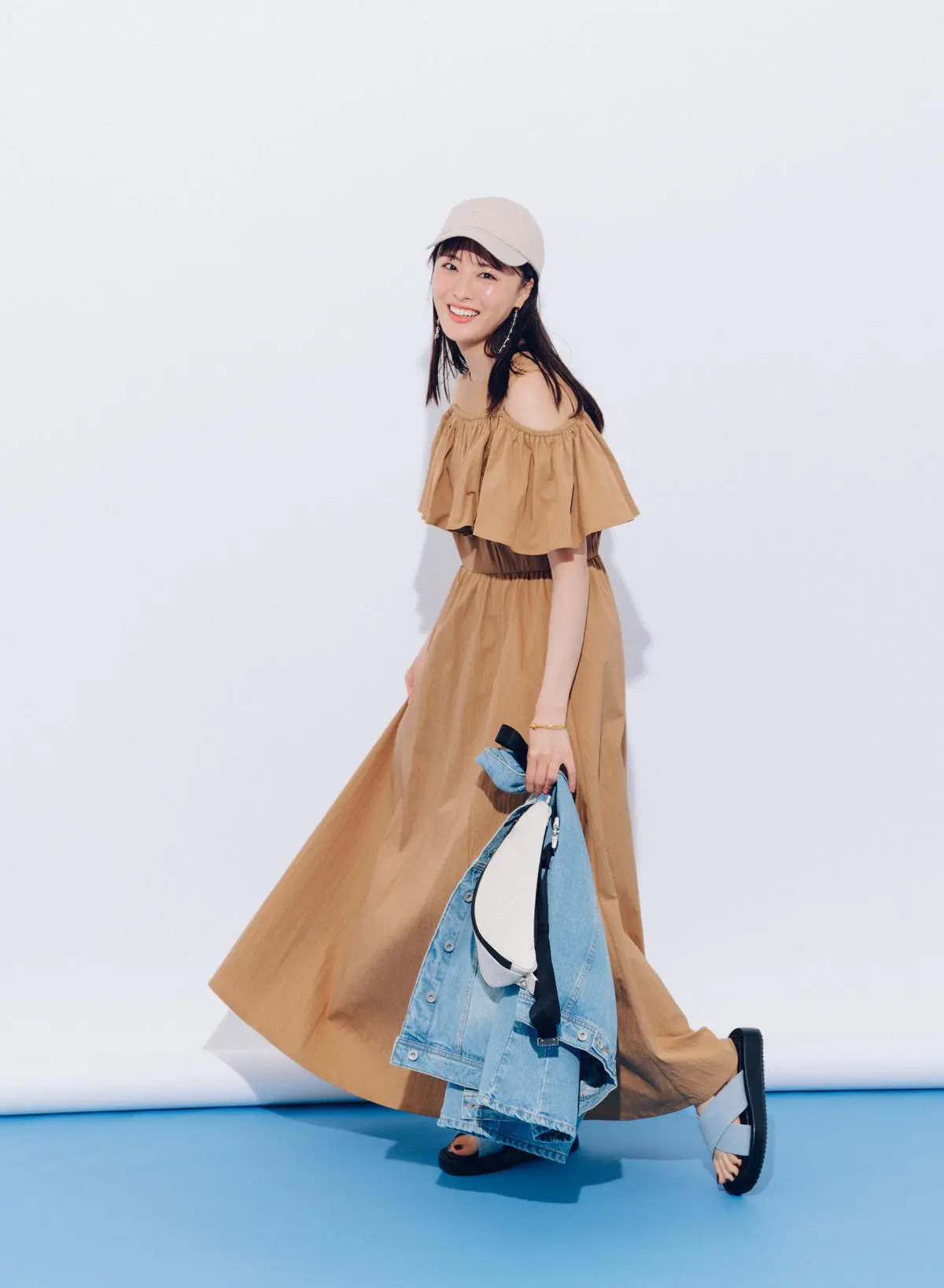春夏ディズニーコーデ オフショルワンピース×フラットサンダル