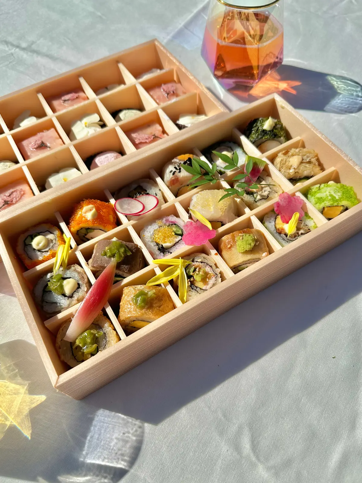銀座「SHARI THE TOKYO SUSHI BAR」のロール寿司とスイーツが並ぶ“お花畑弁当”で楽しむ春のお花見