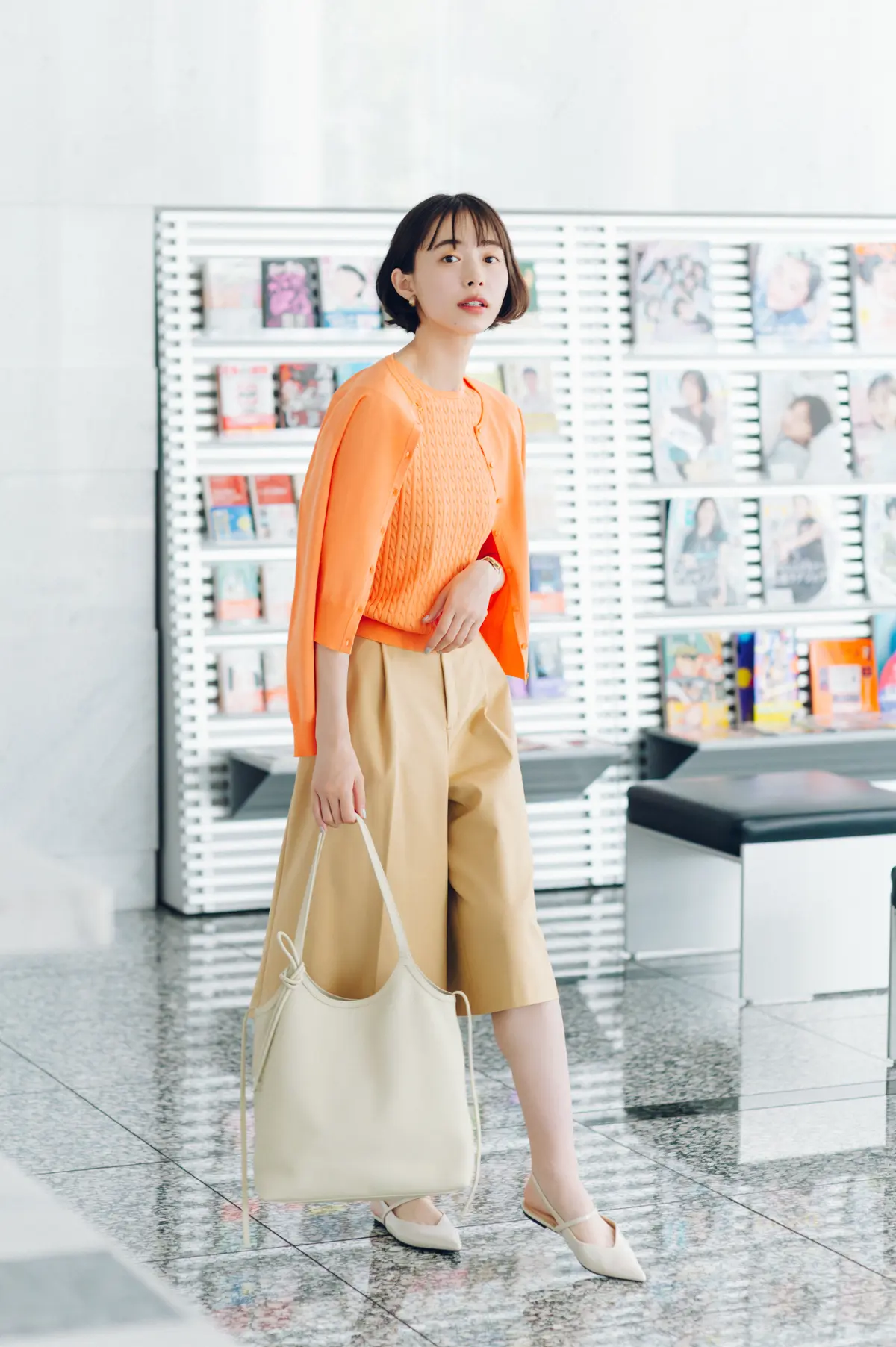 井桁弘恵　アンサンブルとハーフパンツ　全身コーデ