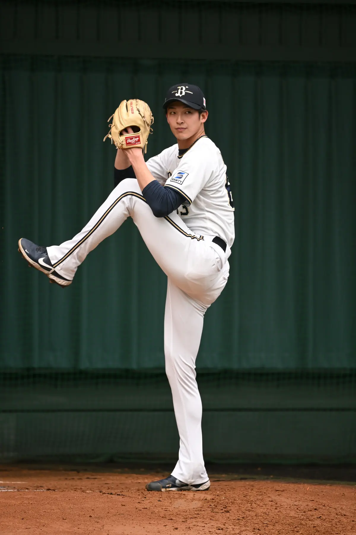 山崎颯一郎選手の投球中の写真