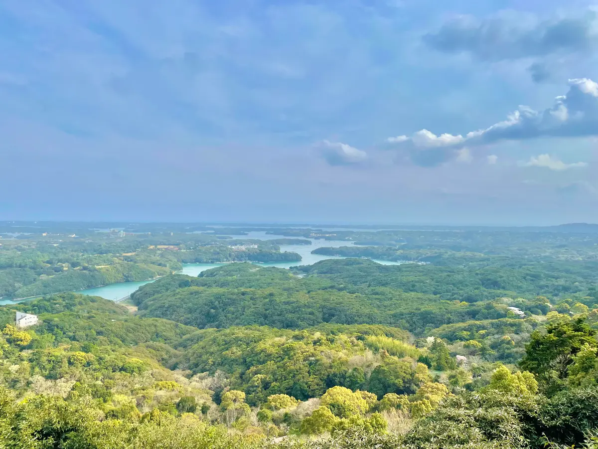 伊勢志摩国立公園の雄大な自然を楽しめる横山展望台 天空カフェテラスにある「ミラドール志摩」