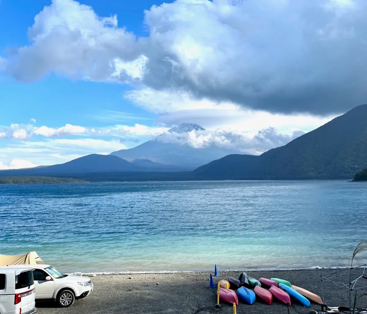 本栖湖畔から見た富士山