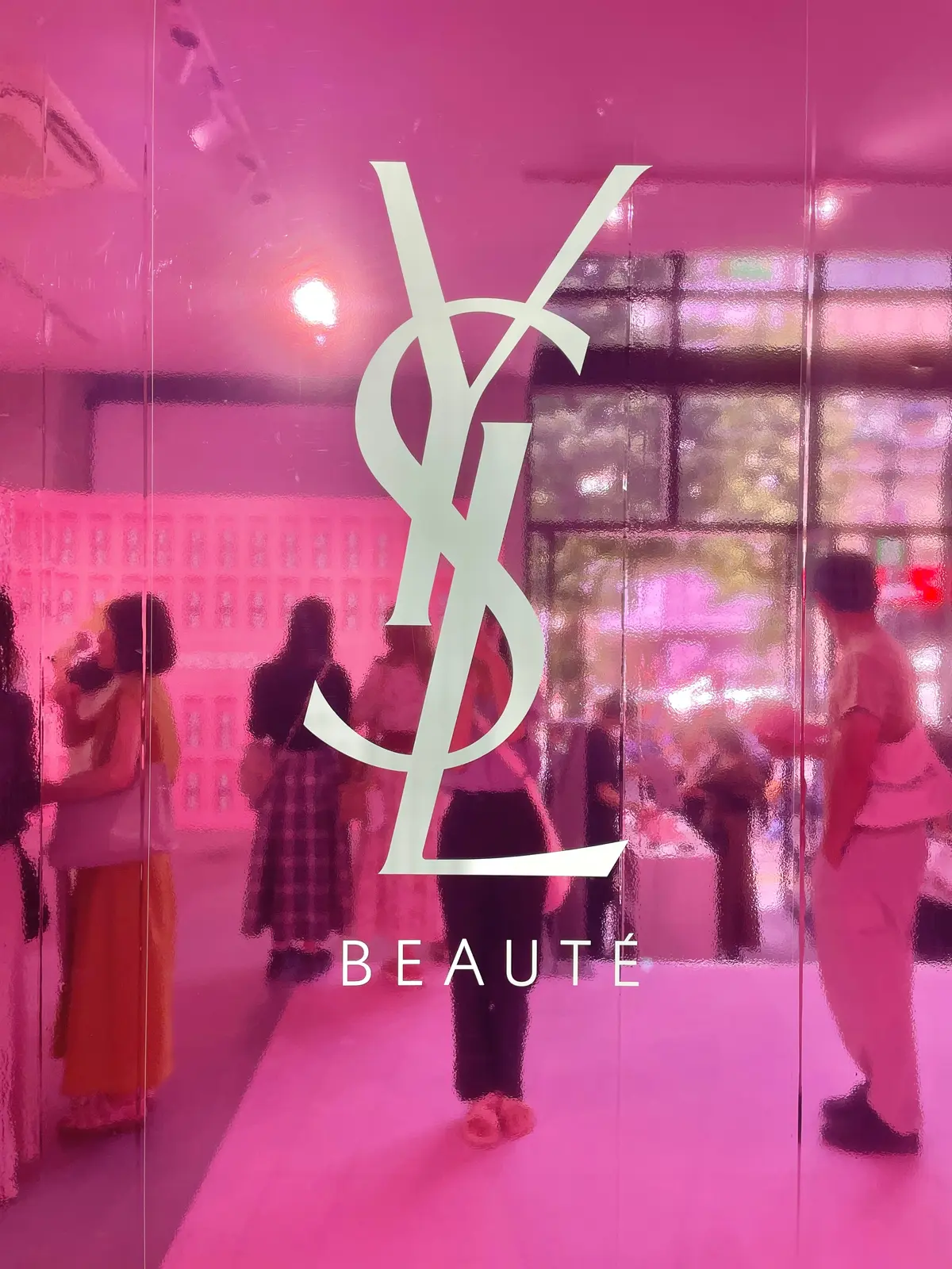 東京・渋谷で開催中のイヴ・サンローラン ポップアップ「YSL LOVESHINE FACTORY」